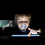 مدیریت زمان بندی استفاده از موبایل و تبلت برای کودکان | راهکارهای عملی کاهش وابستگی دیجیتال در خانواده های ایرانی